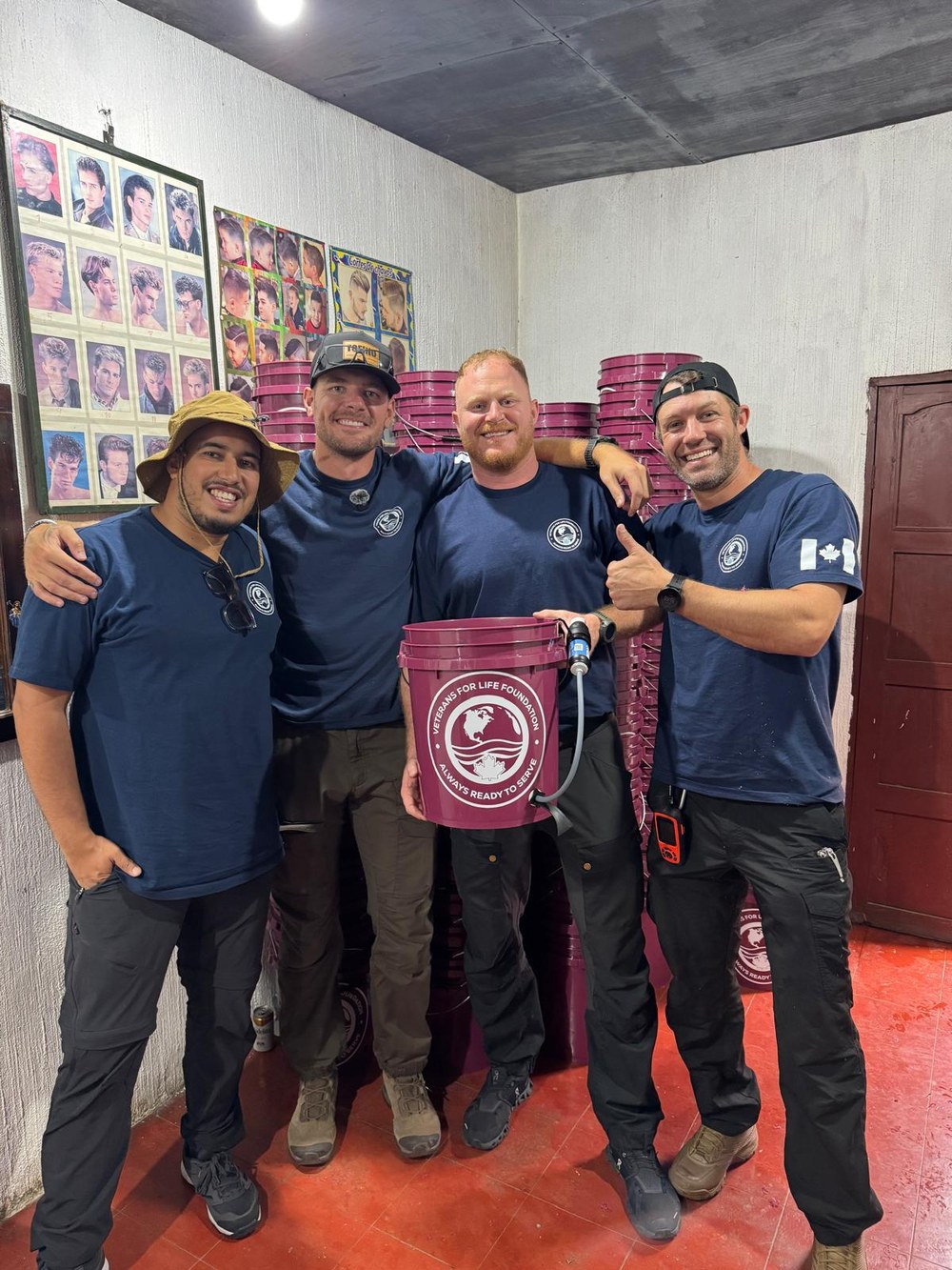 La première équipe de V4LF au Guatemala devant une pile de seaux de filtration
