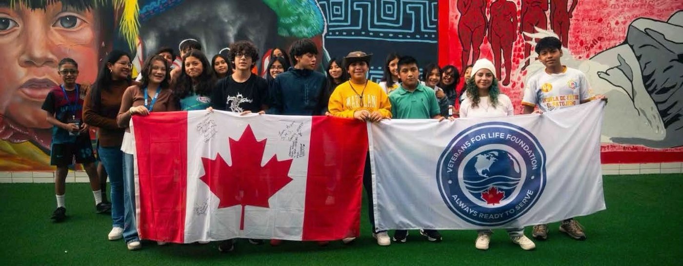 Des jeunes tenant le drapeau canadien et le drapeau de V4LF
